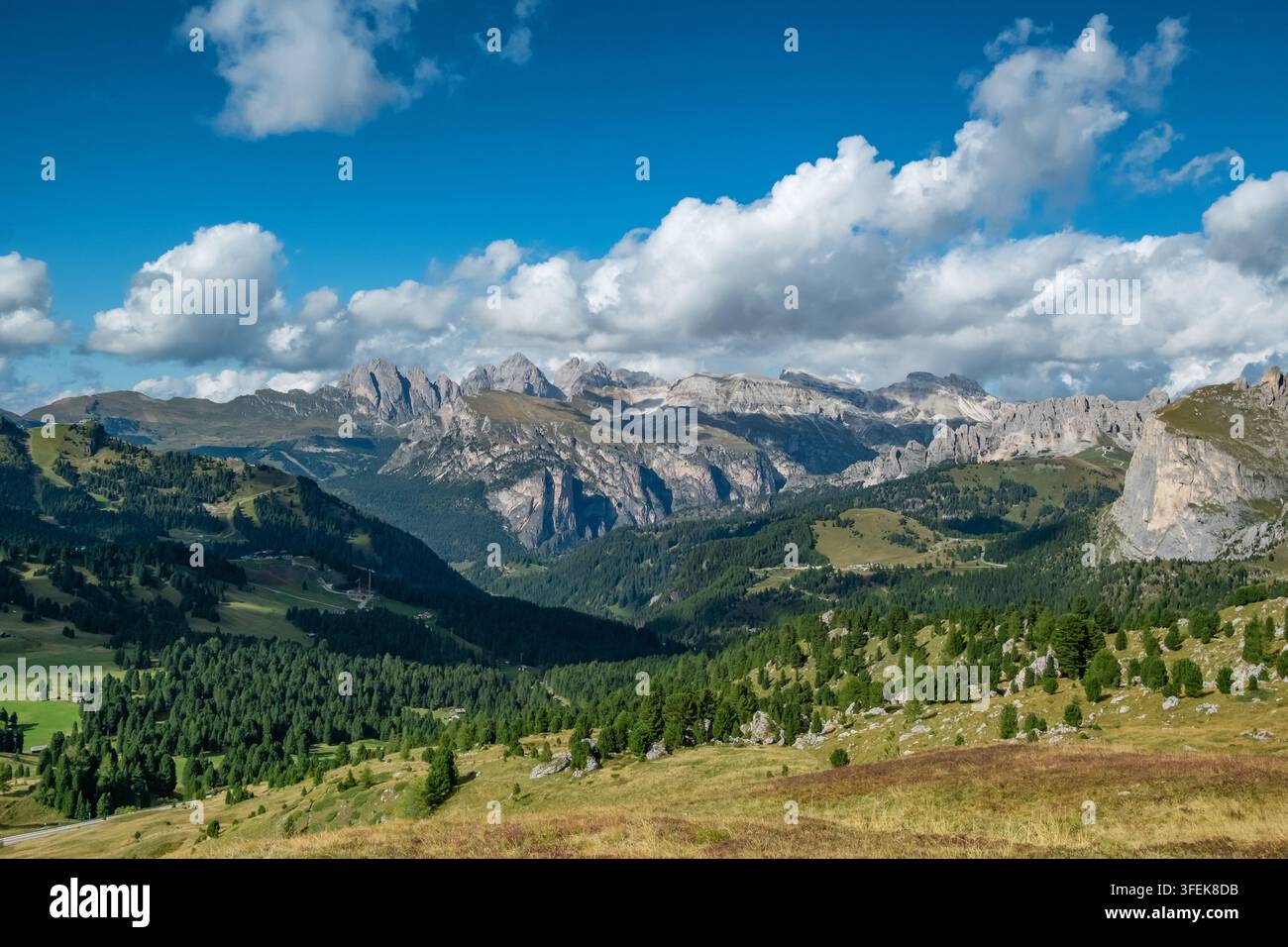 Vallée alpine panoramique et sommets montagneux, Col du Sella, Dolomites, Italie Banque D'Images