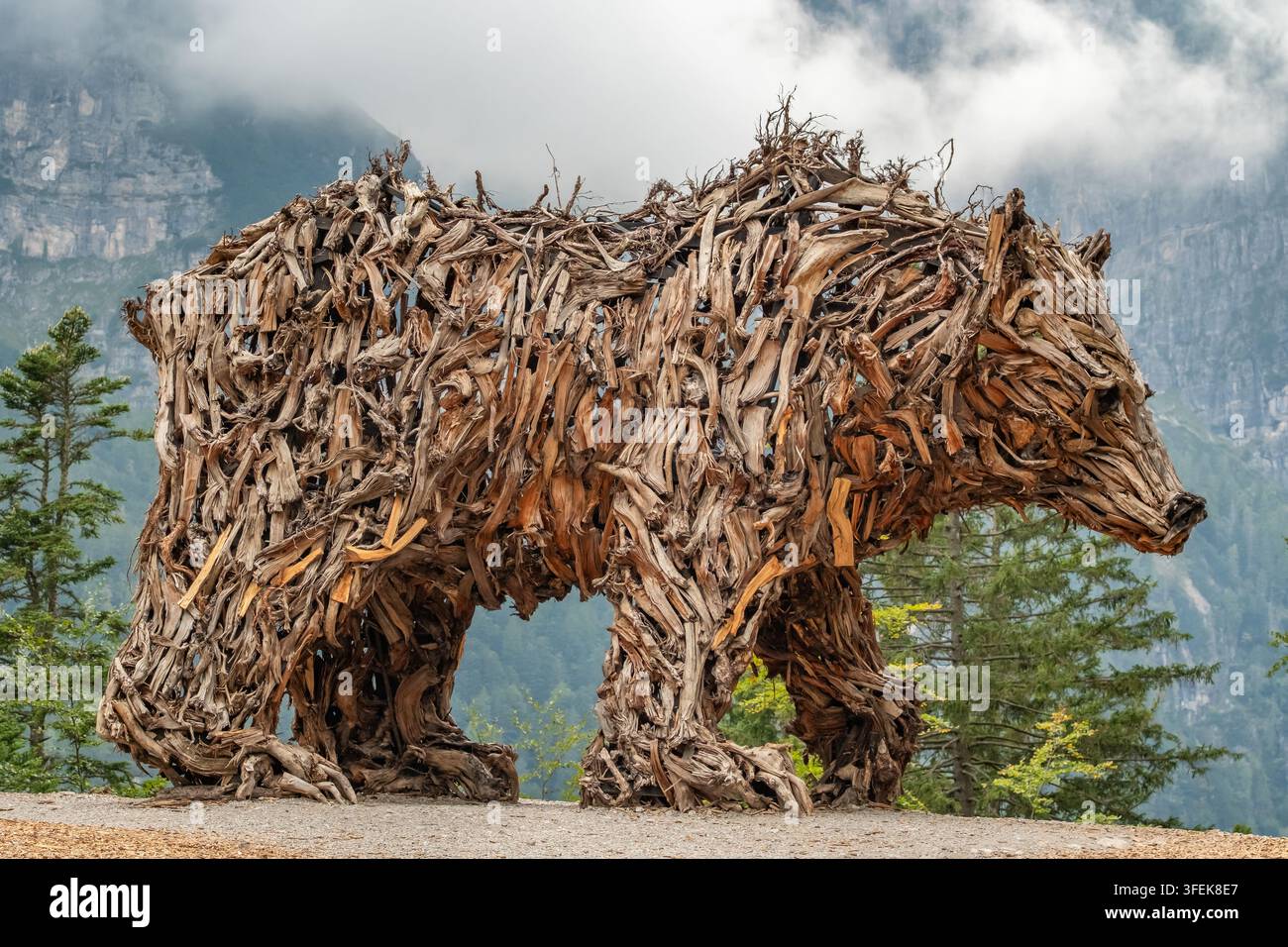 Grande sculpture d'ours en bois, Molveno, Italie Banque D'Images