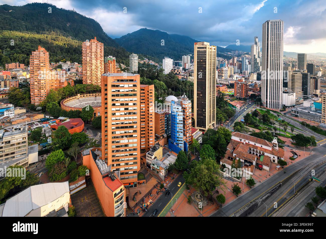 Vue du centre-ville du quartier de Santa Fe, avec l'arène de corrida Santamaria (Plaza de Toros), des gratte-ciel modernes et le sanctuaire Monserrate en plein jour Banque D'Images