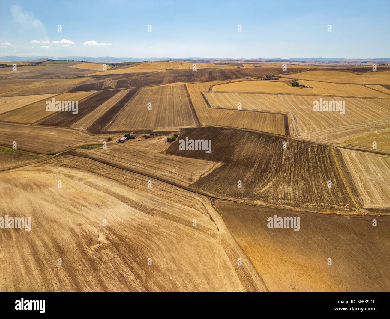 Vue aérienne des champs agricoles secs dans les Pouilles, en Italie Banque D'Images