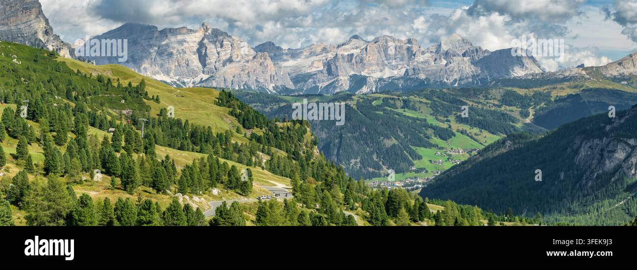 Vue panoramique de la route sinueuse à Passo Gardena dans les Dolomites italiennes Banque D'Images