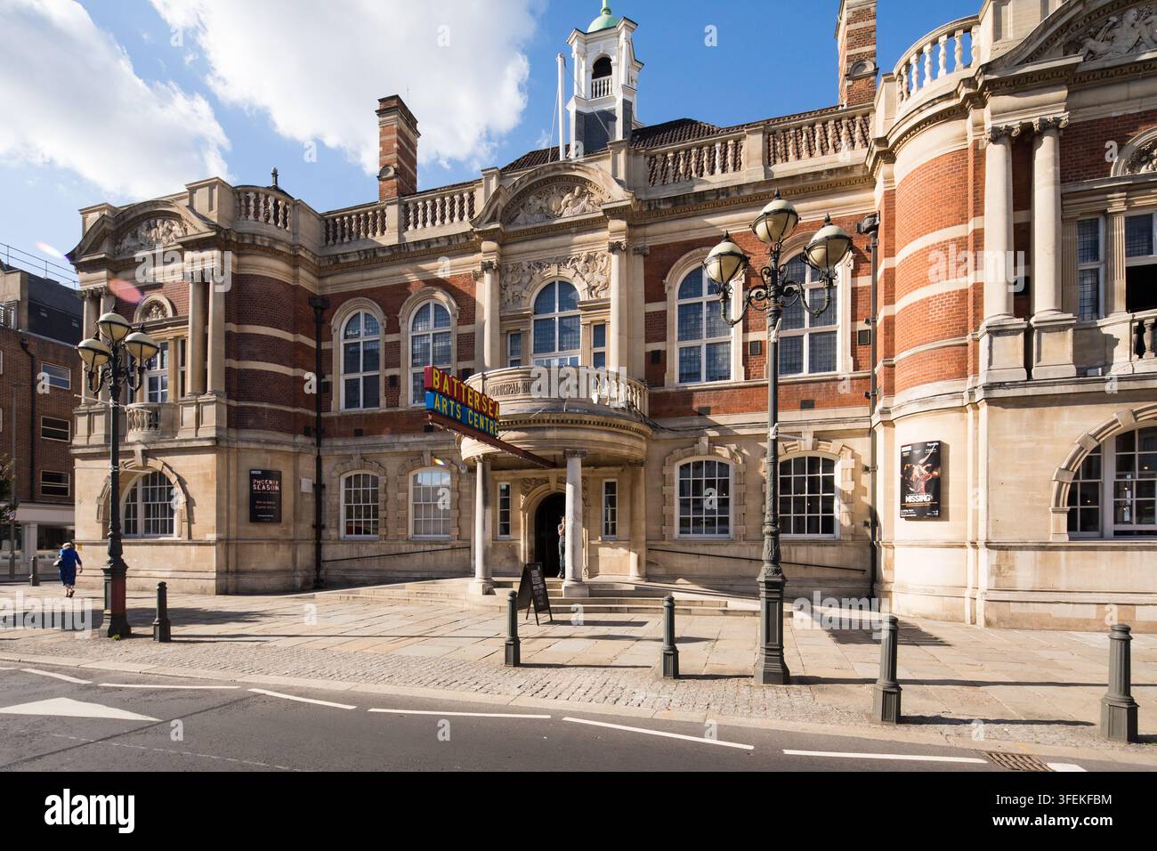 Les visiteurs arrivent au Battersea Arts Centre sur Lavender Hill, à Londres, un ancien hôtel de ville emblématique qui accueille des événements culturels vibrants. Banque D'Images