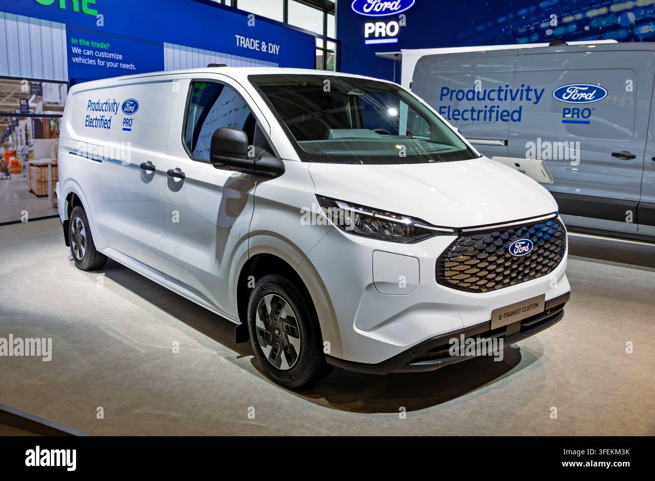 Camionnettte électrique Ford E-Transit Custom au Salon de l'automobile IAA Transportation de Hanovre. Allemagne - 16 septembre 2024 Banque D'Images
