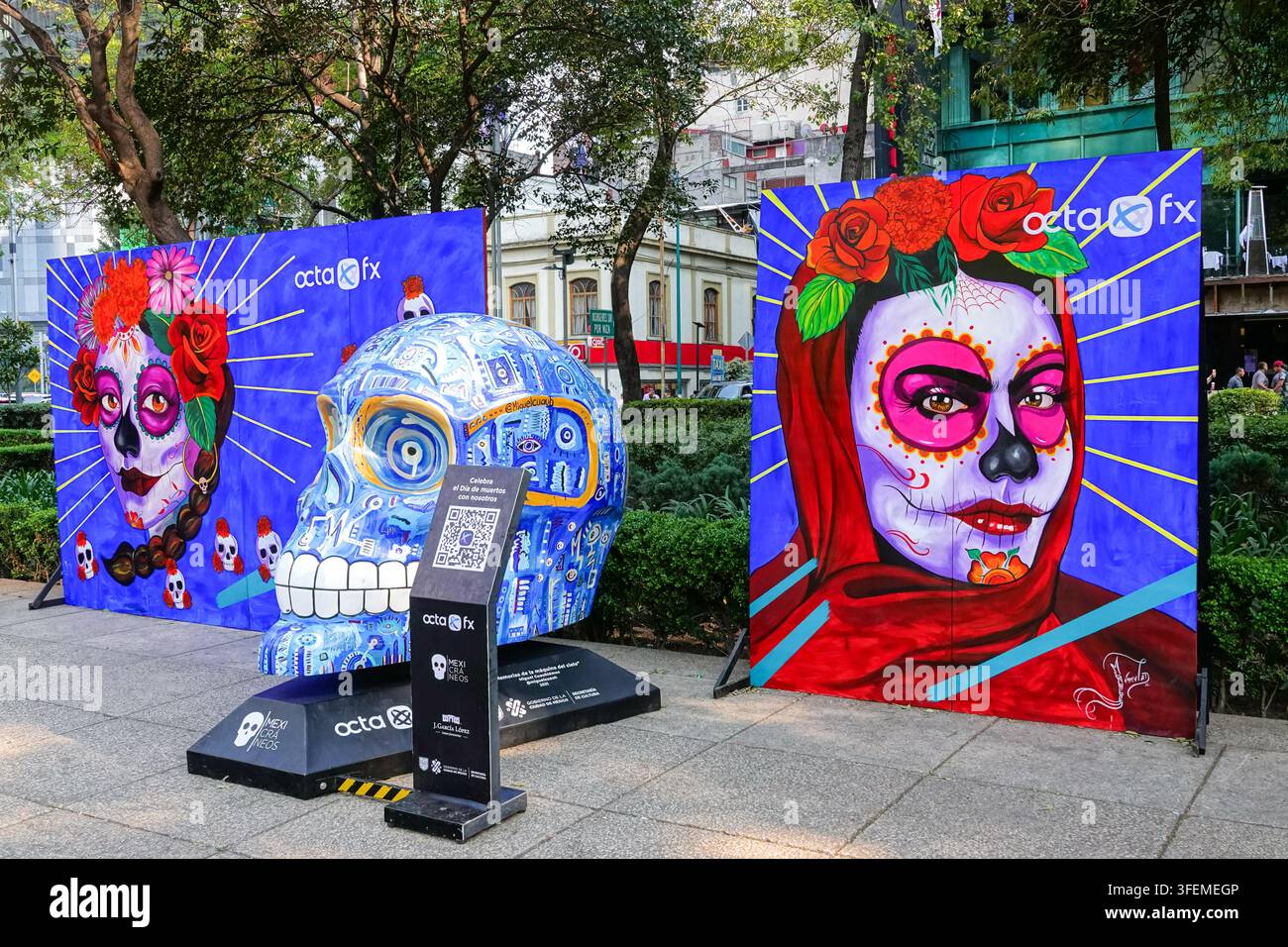 Une exposition de crânes géants décorés par des artistes célébrant le festival annuel de la Journée des Morts dans la zone de Reforma, le 1er novembre 2022 à Mexico, au Mexique. La Journée des Morts est une fête traditionnelle célébrée à travers le Mexique pour se souvenir de ceux qui sont décédés de manière amusante et festive. Banque D'Images