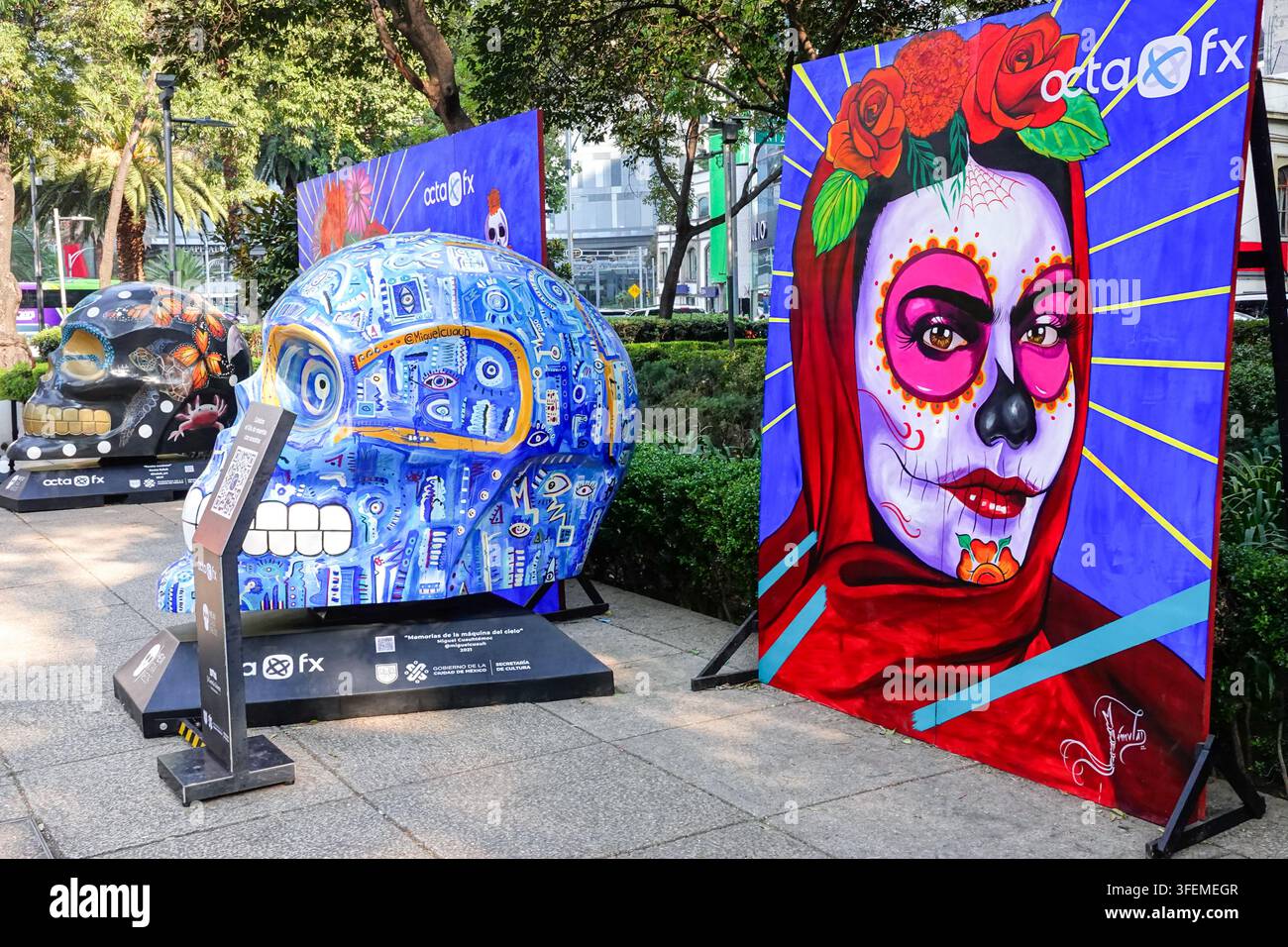 Une exposition de crânes géants décorés par des artistes célébrant le festival annuel de la Journée des Morts dans la zone de Reforma, le 1er novembre 2022 à Mexico, au Mexique. La Journée des Morts est une fête traditionnelle célébrée à travers le Mexique pour se souvenir de ceux qui sont décédés de manière amusante et festive. Banque D'Images