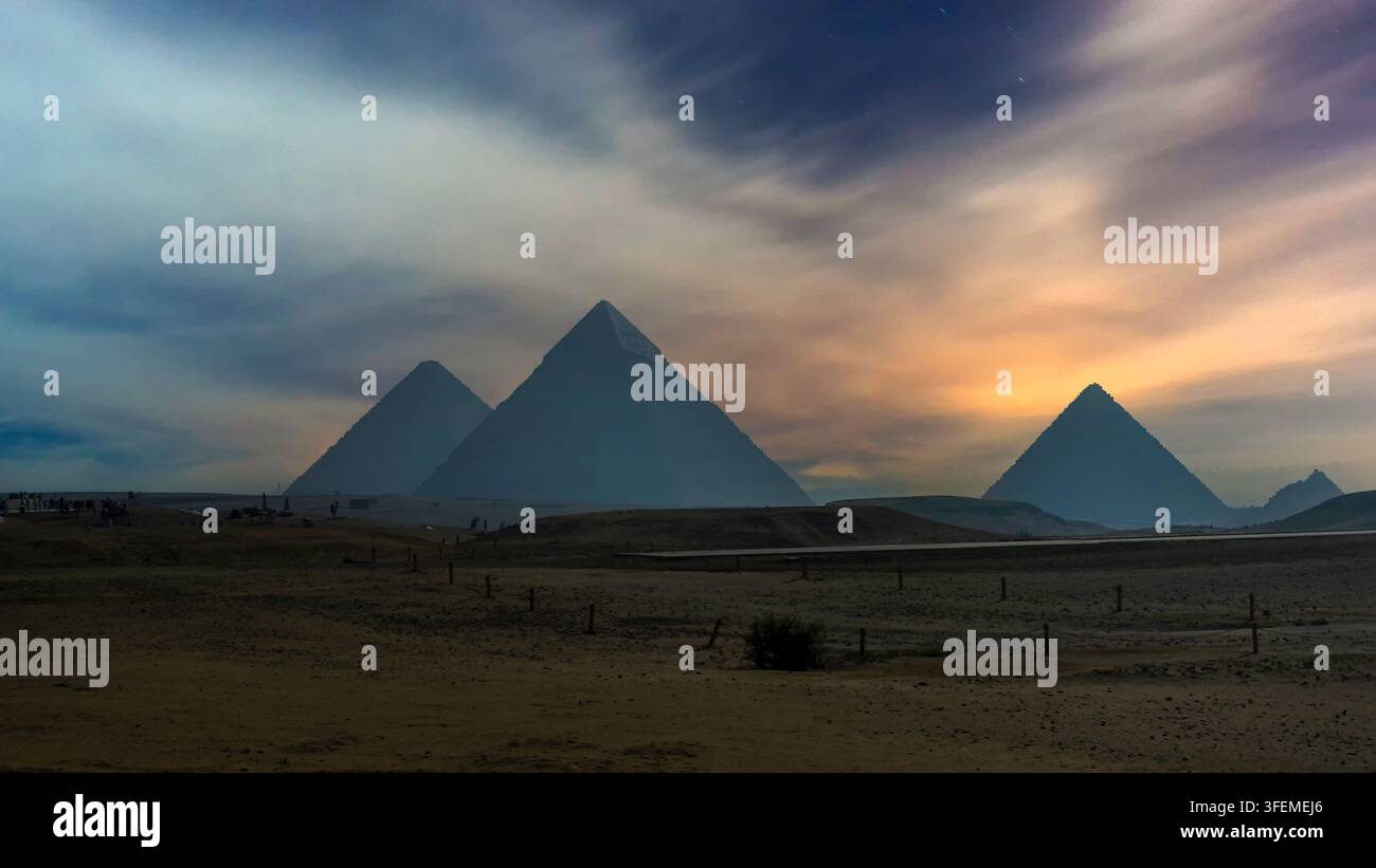 Les impressionnantes pyramides de Gizeh au crépuscule, Égypte Banque D'Images