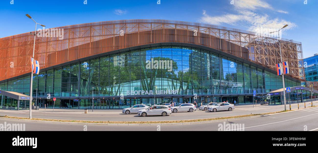 5 juillet 2026, Belgrade, Serbie : Façade moderne en verre et acier de la gare du centre Prokop brillant sous le soleil éclatant de l'été Banque D'Images