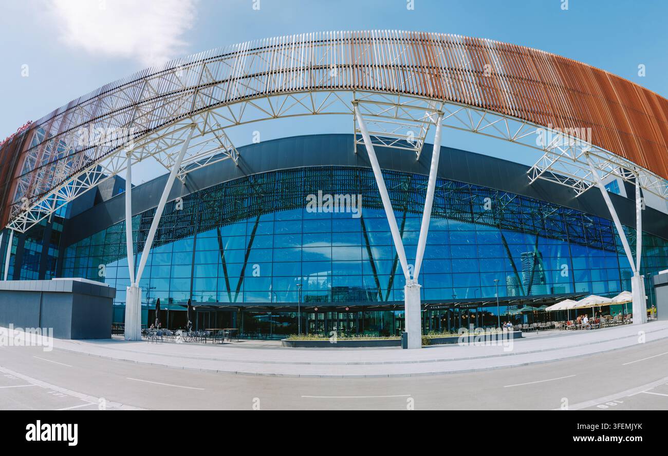 5 juillet 2026, Belgrade, Serbie : Façade moderne en verre et acier de la gare du centre Prokop brillant sous le soleil éclatant de l'été Banque D'Images
