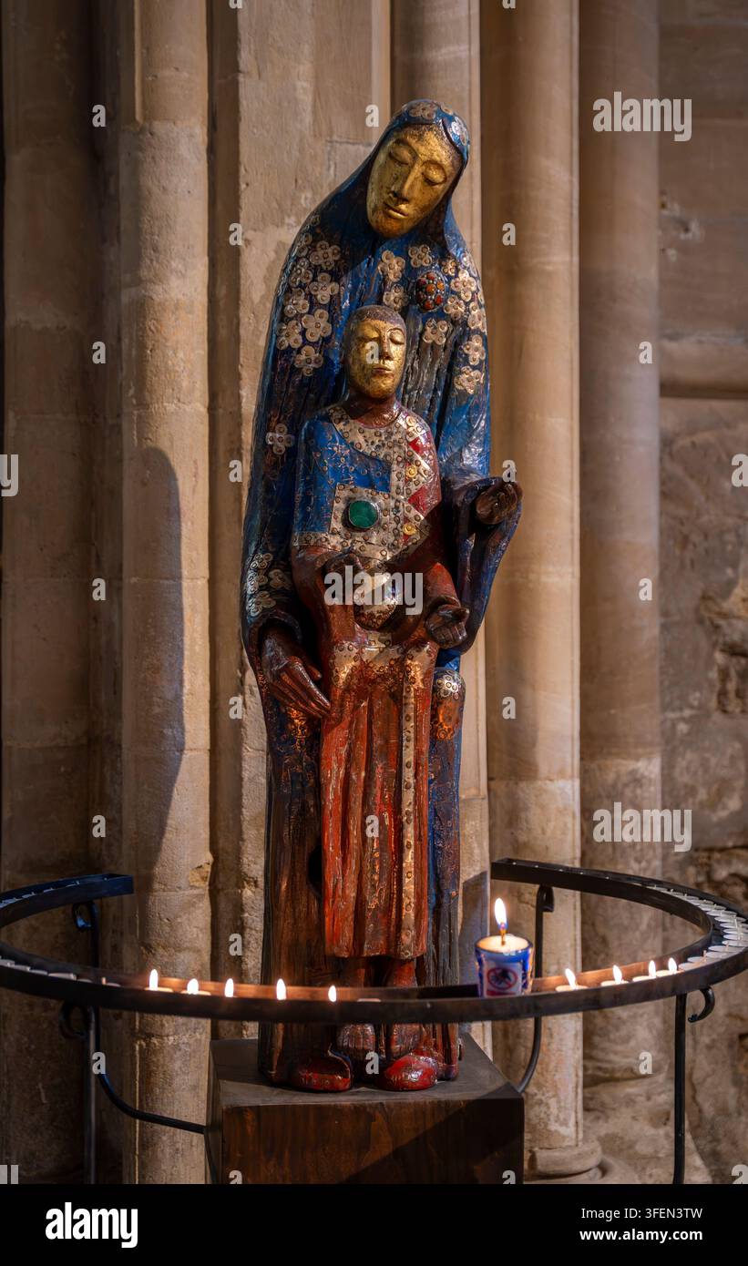 Notre-Dame, Siège de la Sagesse, une sculpture peinte et dorée en bois de la Vierge et l'Enfant par l'artiste britannique Peter Eugene Ball, Oxford, Angleterre, Royaume-Uni Banque D'Images