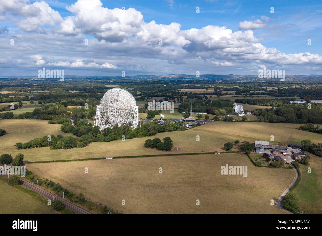 Vue aérienne du télescope Lovell à l'observatoire de Jodrell Bank dans le Cheshire, en Angleterre. Banque D'Images