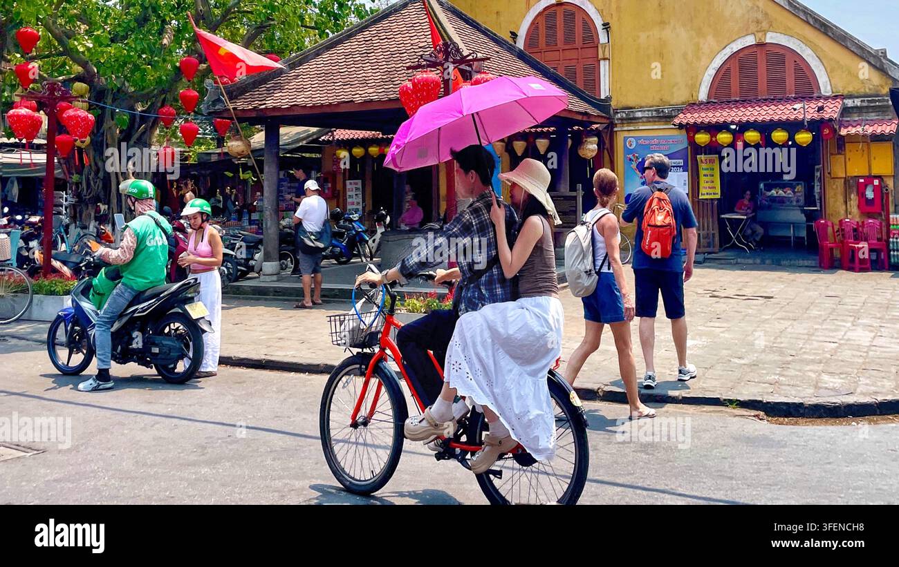Touristes et habitants marchant devant le marché de Hoi An sous un jour lumineux, vieille ville de Hoi An, Vietnam, le 1er avril 2026 Banque D'Images