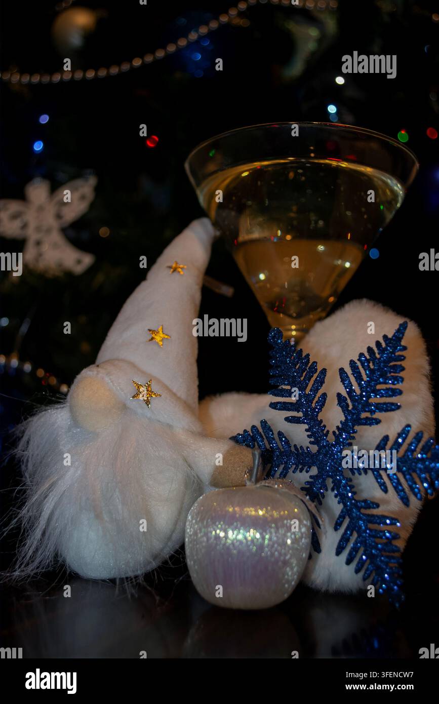 Nature morte de Noël avec vin blanc et flocon de neige bleu Banque D'Images
