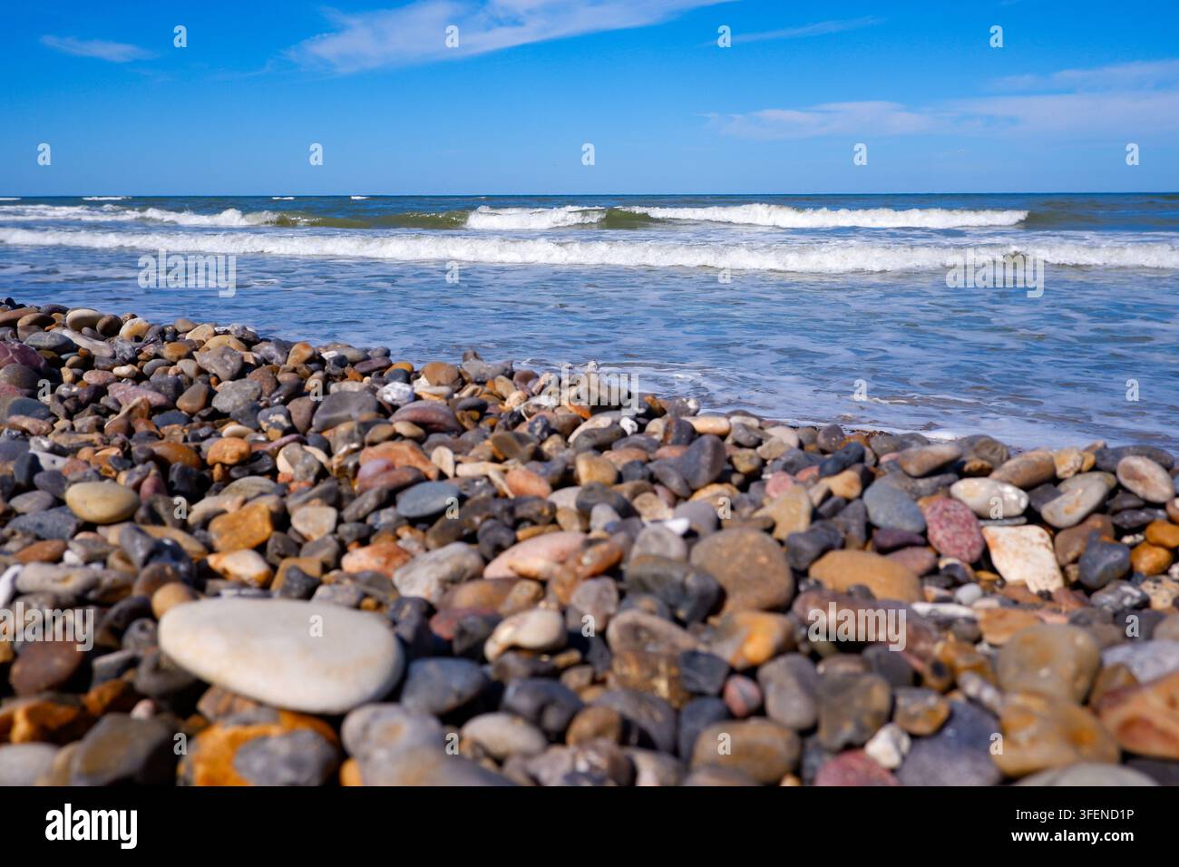 Côte de pierre de la mer du Nord faite de petits pavés. Pierres sur la plage. Galets sur le littoral. Banque D'Images
