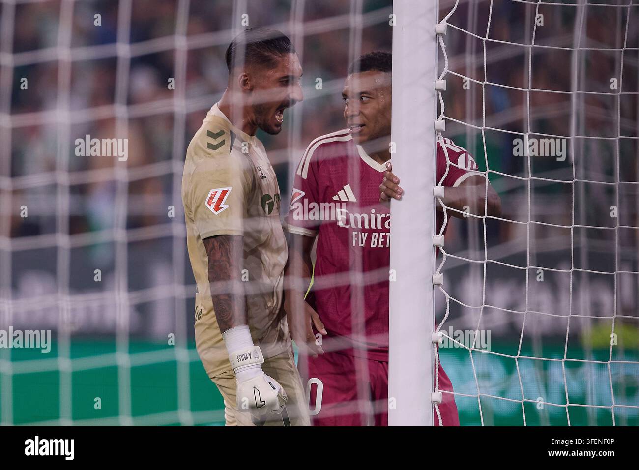et Alvaro Valles du Real Betis criant après Kylian Mbappe du Real Madrid lors du match LaLiga EA Sports entre le Real Betis et le Real Madrid joué au stade La Cartuja de Séville le 4 septembre 2026 en Espagne Banque D'Images