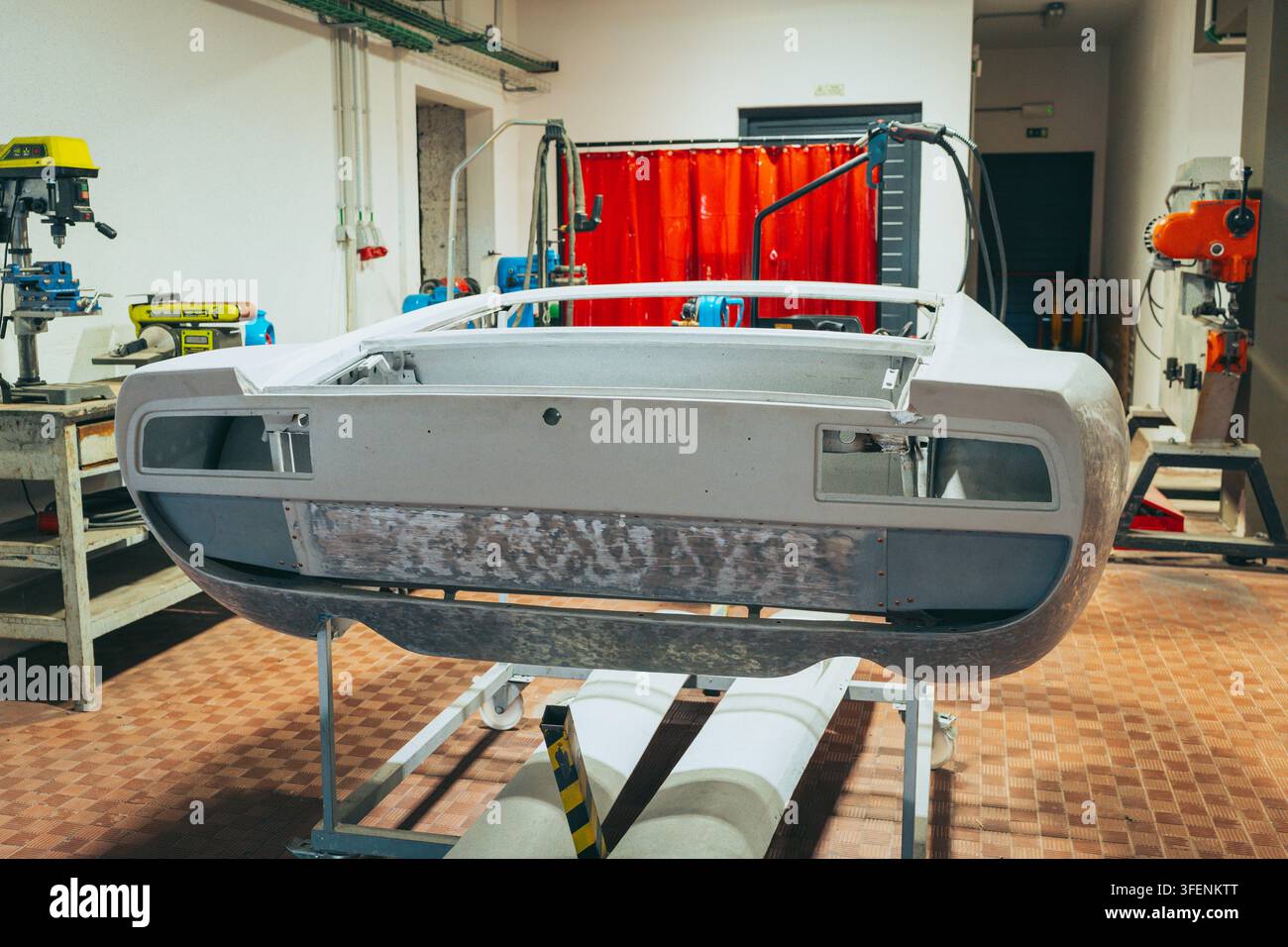 Projet de restauration de supercar vintage à l'intérieur de l'atelier du musée de Caramulo, Portugal. Banque D'Images