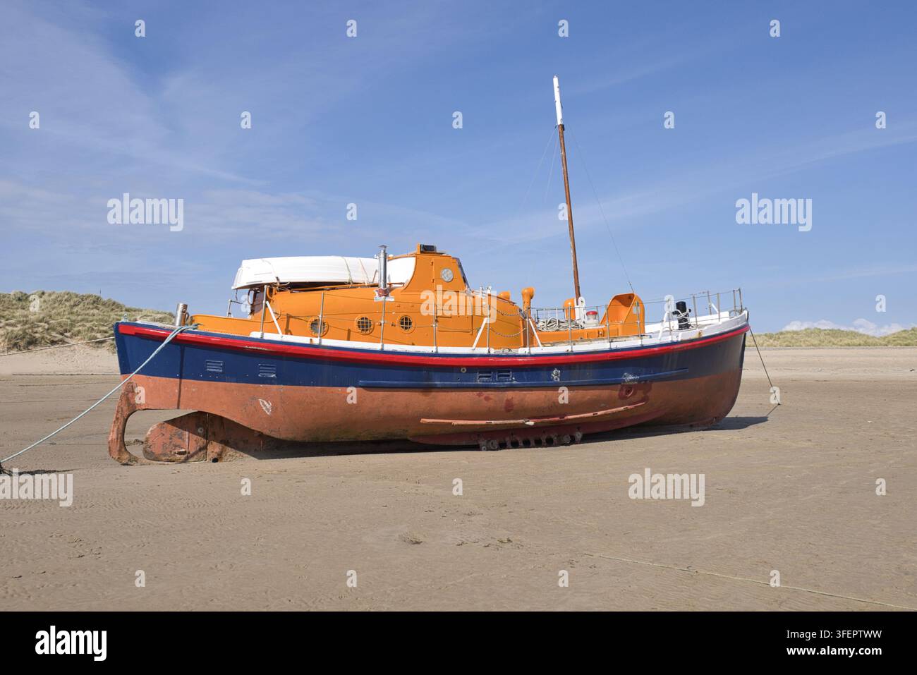 Ancien canot de sauvetage de classe Watson RNLI Elizabeth Rippon, reposant sur le sable à Barmouth, au Pays de Galles. Construit en 1948, il a servi comme canot de sauvetage de St Helier Banque D'Images