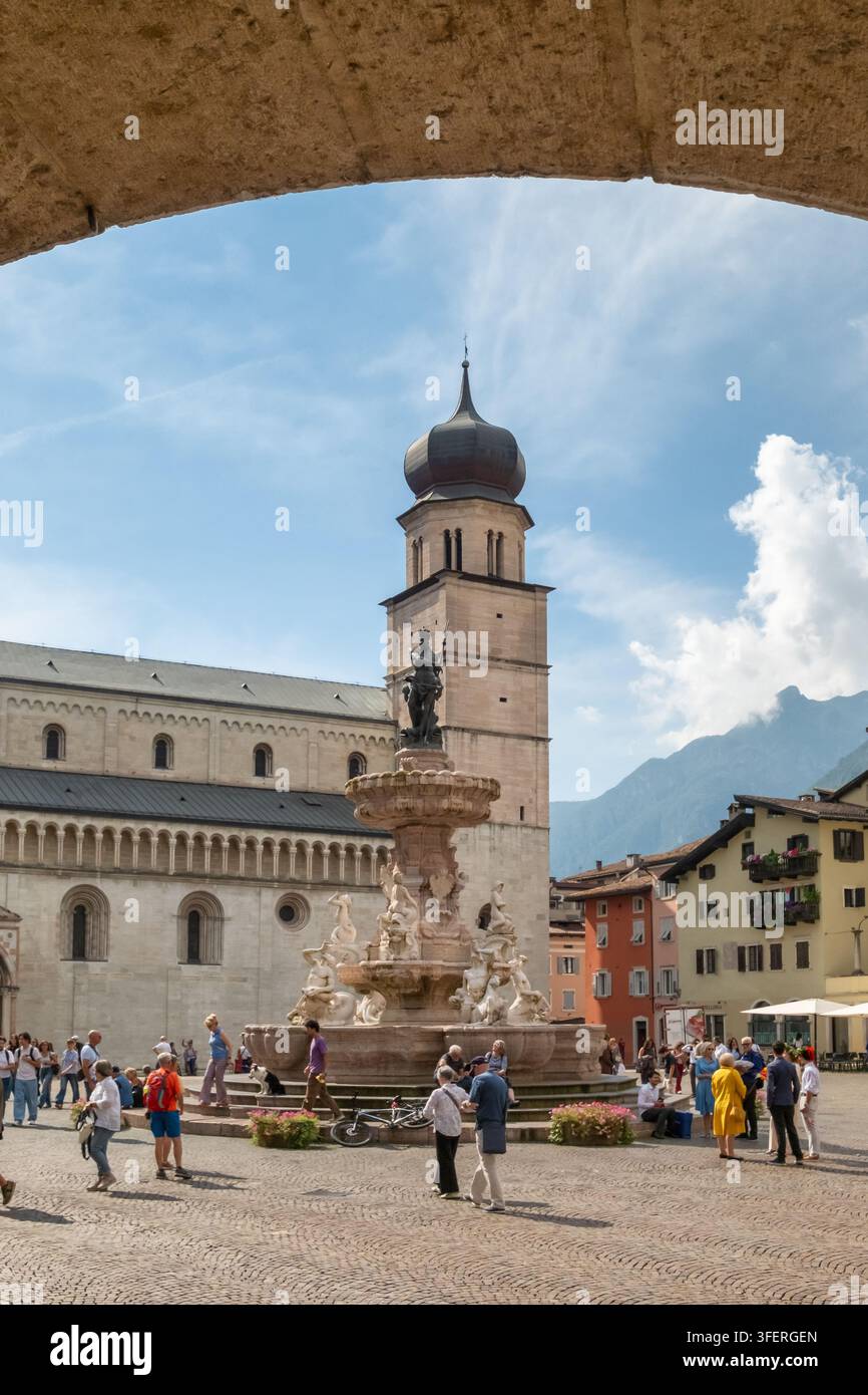 Cathédrale Saint Vigilio et fontaine de Neptune, trente, Italie Banque D'Images