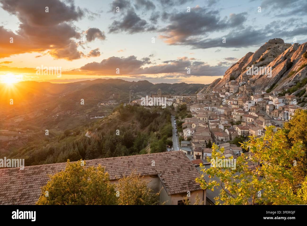 Village de Castelmezzano au coucher du soleil en Basilicate Italie Banque D'Images