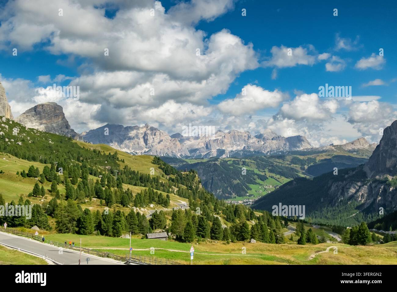 Vue panoramique de la route sinueuse à Passo Gardena dans les Dolomites italiennes Banque D'Images