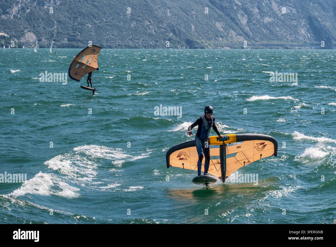 Voilure sur le lac de Garde, Alpes, Italie Banque D'Images