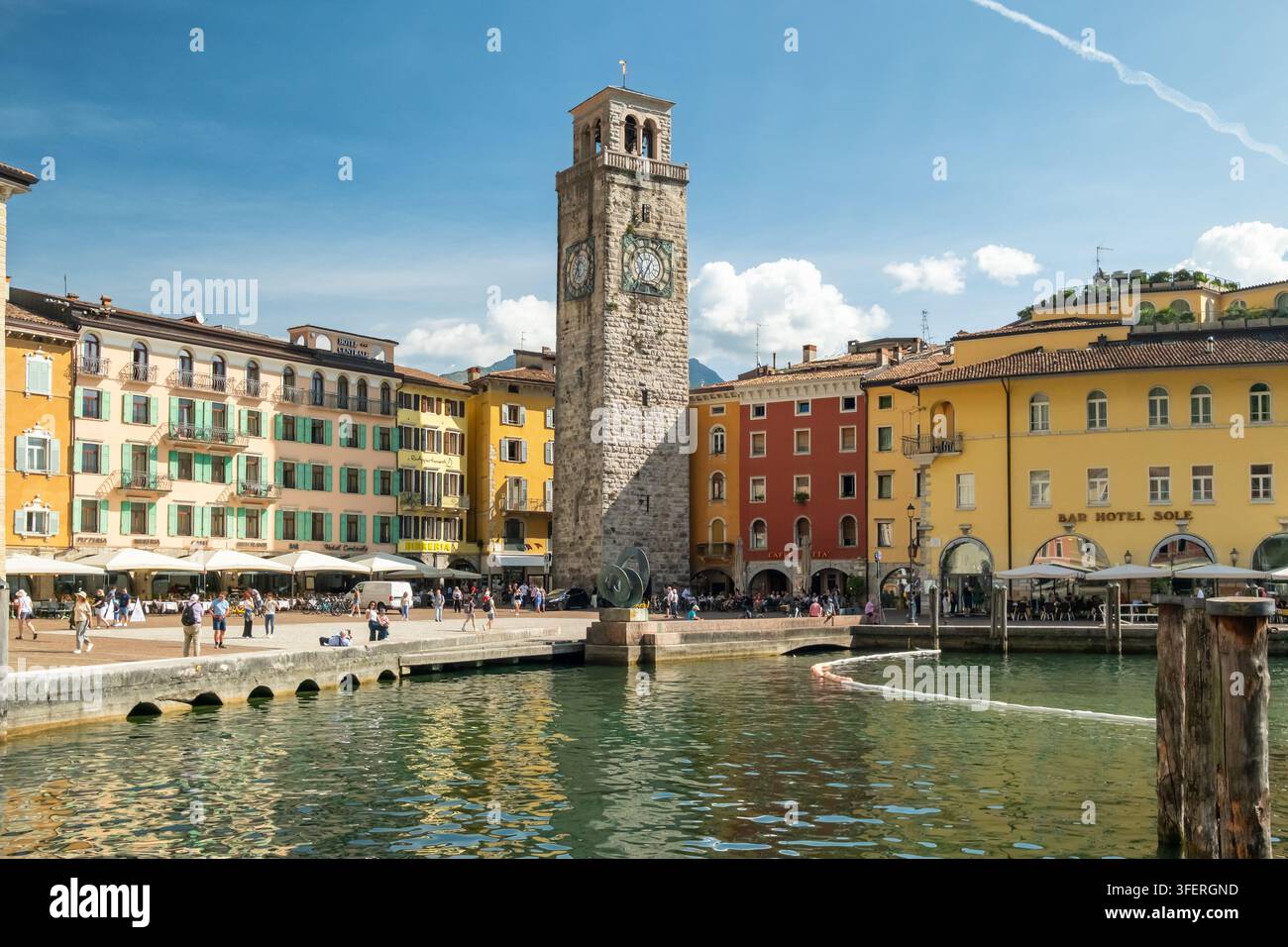 Tour Apponale et place du port à Riva del Garda, Italie Banque D'Images