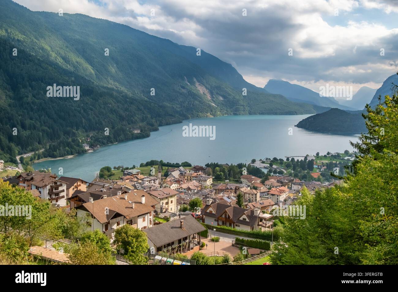 Vue panoramique de la ville et du lac de Molveno, Molveno, Italie Banque D'Images
