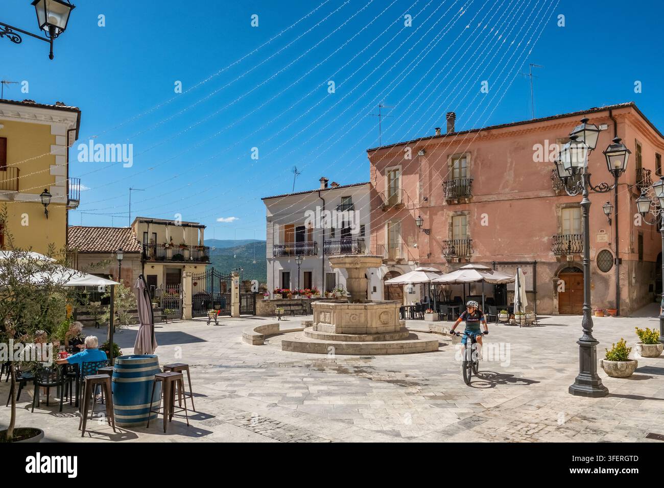 Place principale avec fontaine dans le village historique de Pacentro, Italie Banque D'Images
