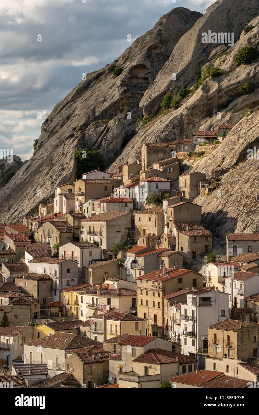 Village de Castelmezzano au coucher du soleil en Basilicate Italie Banque D'Images