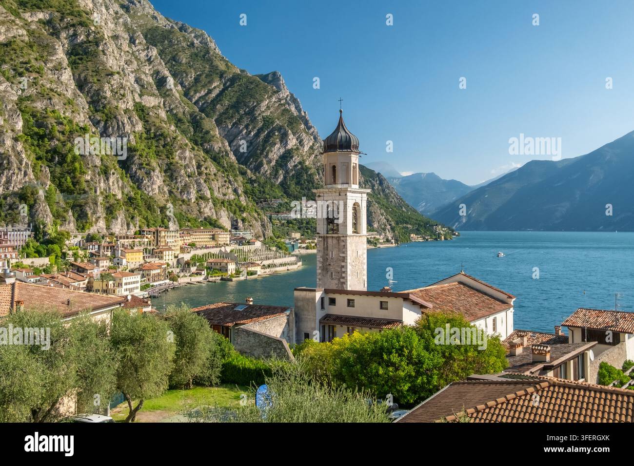 Vue sur le port de la vieille ville et le lac, Limone sul Garda, Italie Banque D'Images