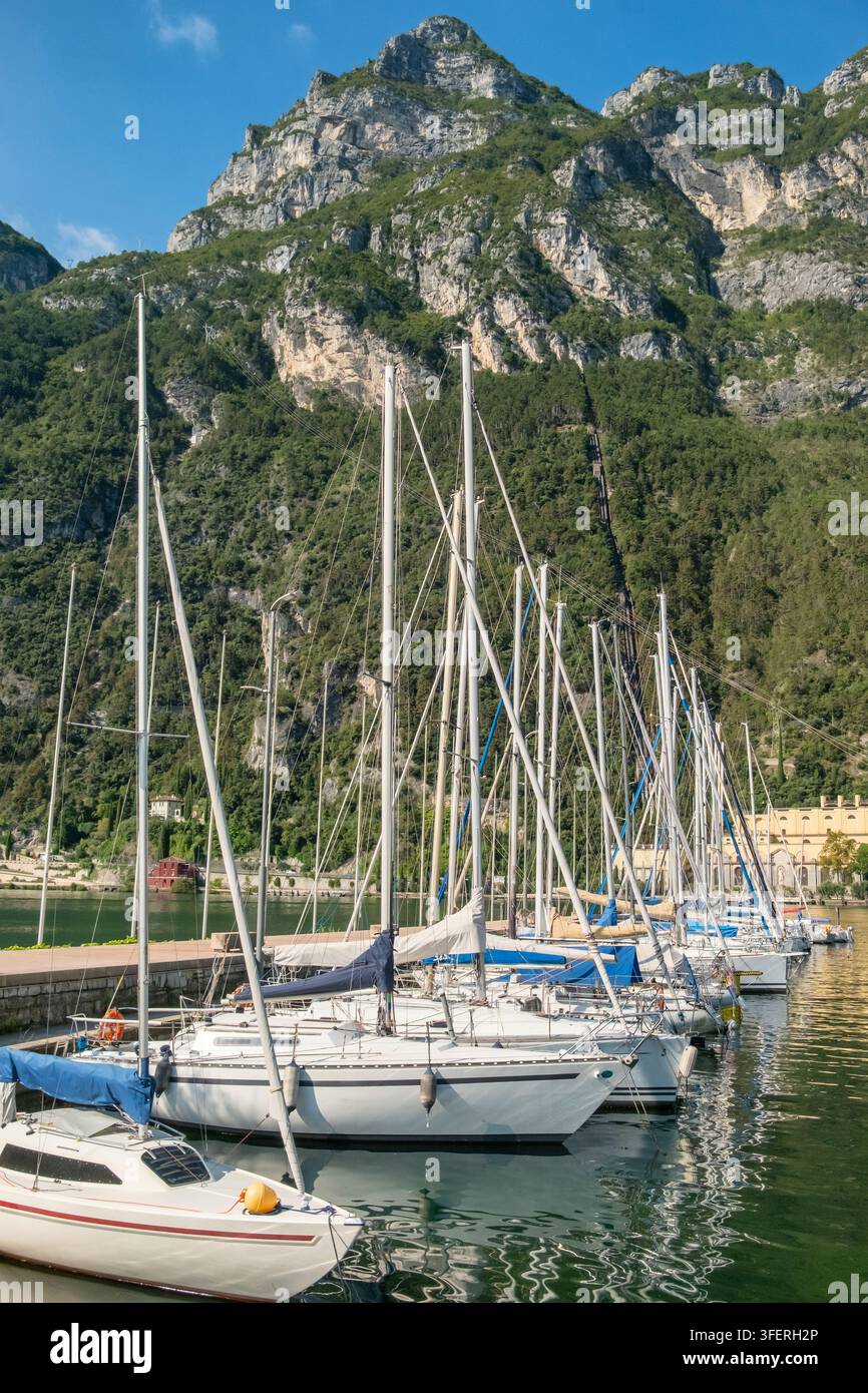 Yachts à voile amarrés dans le port de Riva del Garda, Italie Banque D'Images