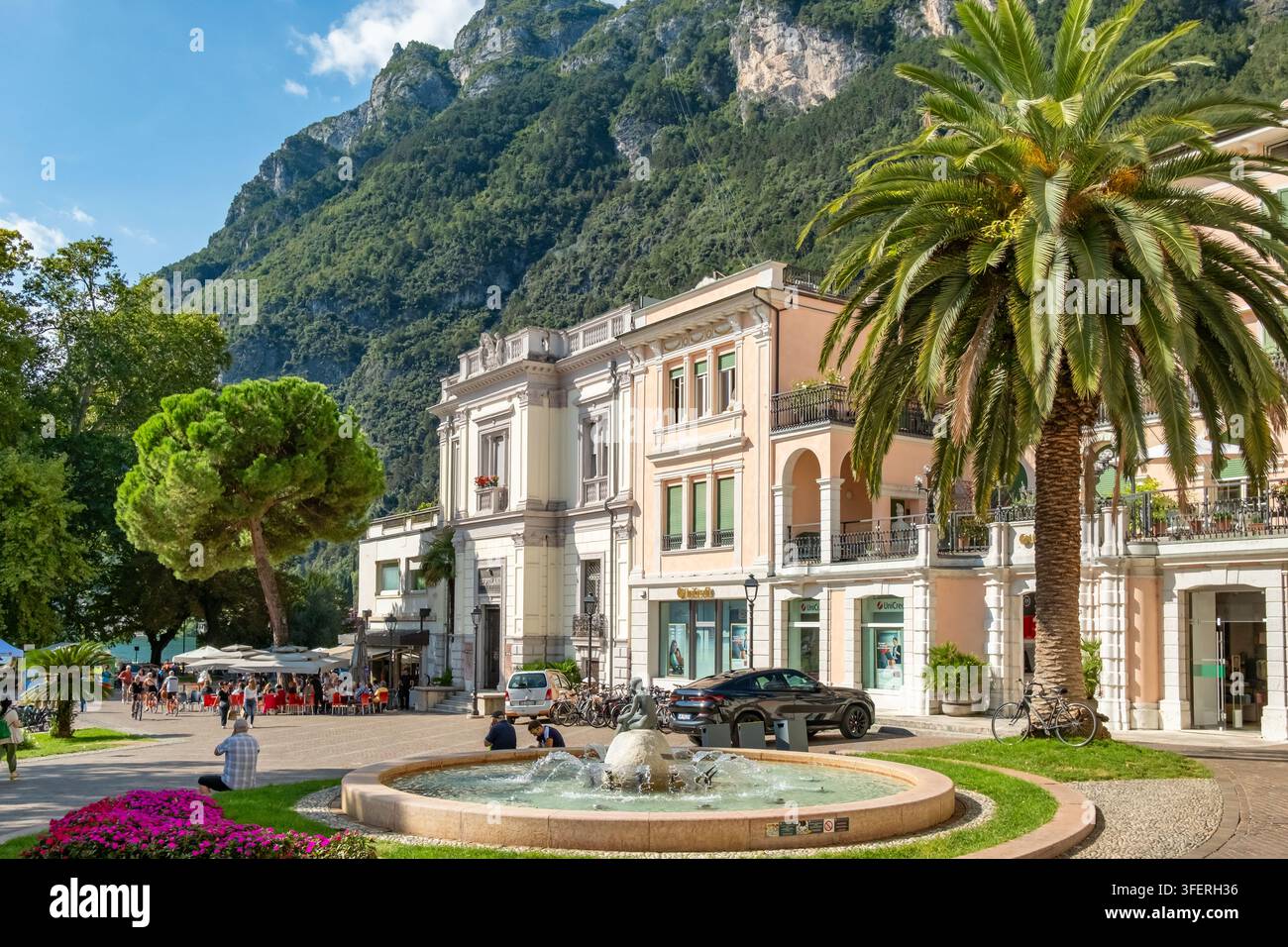 Piazza Garibaldi avec fontaine et montagnes, Riva del Garda, Italie Banque D'Images