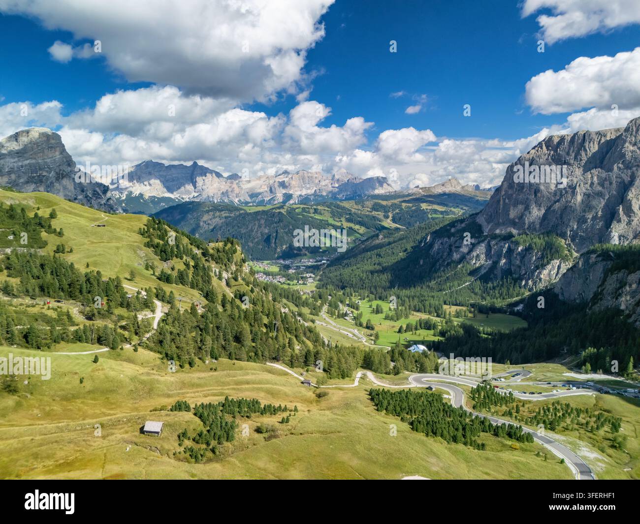 Vue aérienne de la route sinueuse à Passo Gardena dans les Dolomites italiennes Banque D'Images