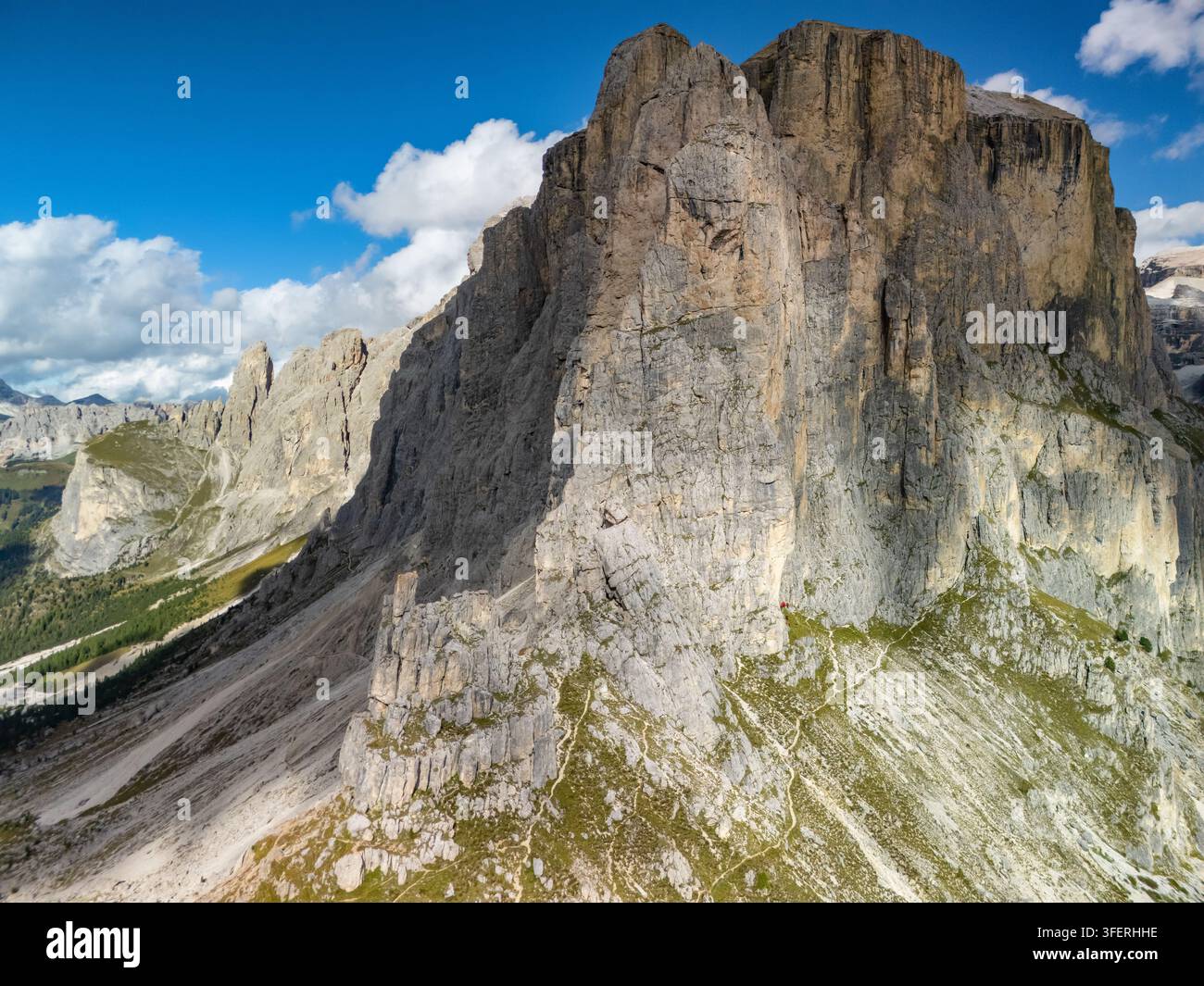 Vue aérienne du paysage du Passo Sella dans les Dolomites italiennes Banque D'Images