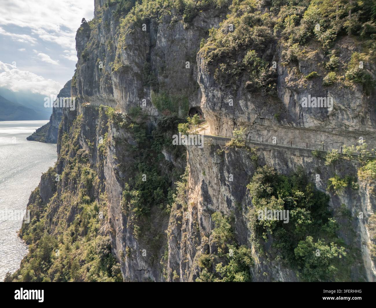 Vue aérienne du pittoresque sentier de Ponale à Garda Trentino, Italie Banque D'Images