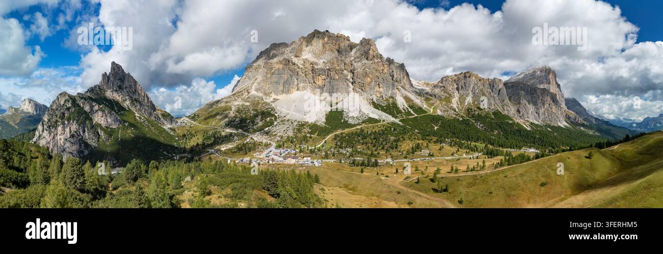 Vue aérienne du paysage de Passo di Falzarego dans les Dolomites italiennes Banque D'Images