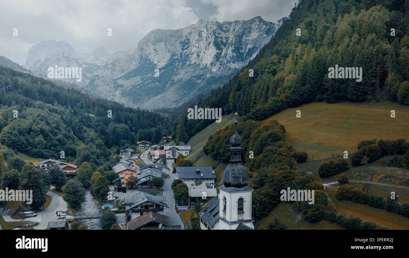 Vue aérienne de l'église paroissiale Saint-Sébastien dans la vallée de Ramsau bei Berchtesgaden, entourée de forêts et de sommets alpins imposants à Ramsau Banque D'Images