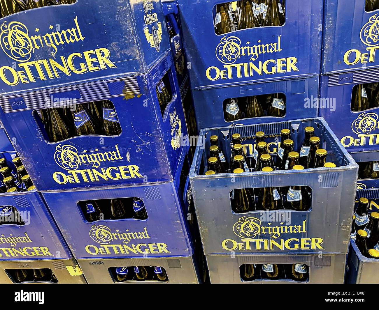 Bière originale Oettinger dans une caisse à bière dans un supermarché. Stuttgart, Bade-Wurtemberg, Allemagne Banque D'Images