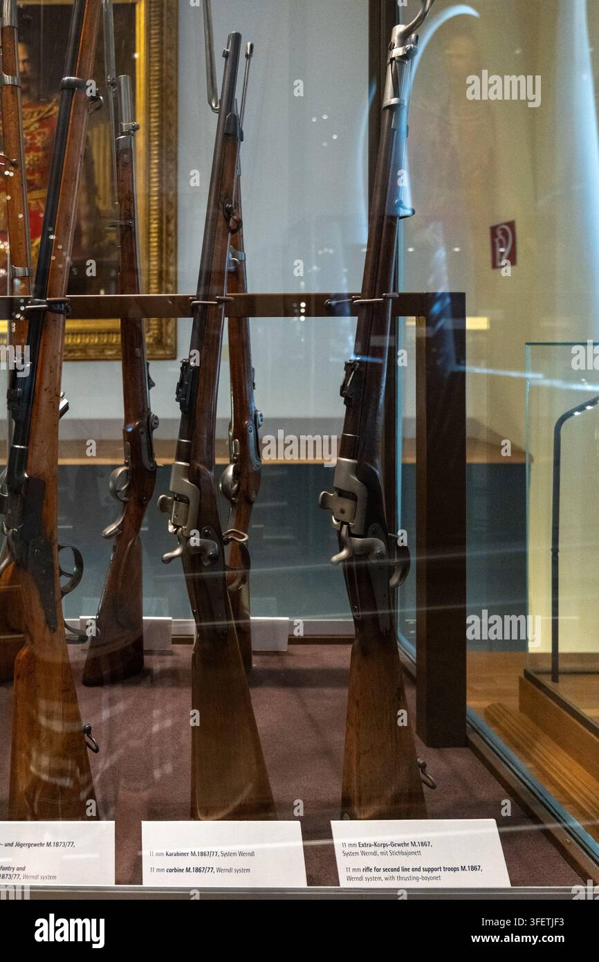 VIENNE, AUTRICHE, 13 août 2026 : Des fusils Werndl historiques sont exposés dans une vitrine muséale derrière du verre réfléchissant. Banque D'Images