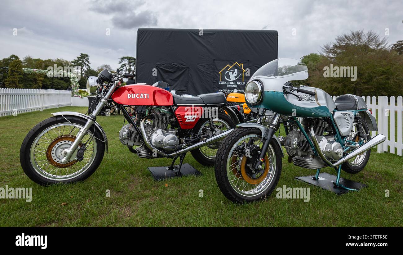 Ducati 750 GT & Ducati 750 Super Sport exposés au Salon Privé organisé au Blenheim Palace le 4 septembre 2026. Banque D'Images