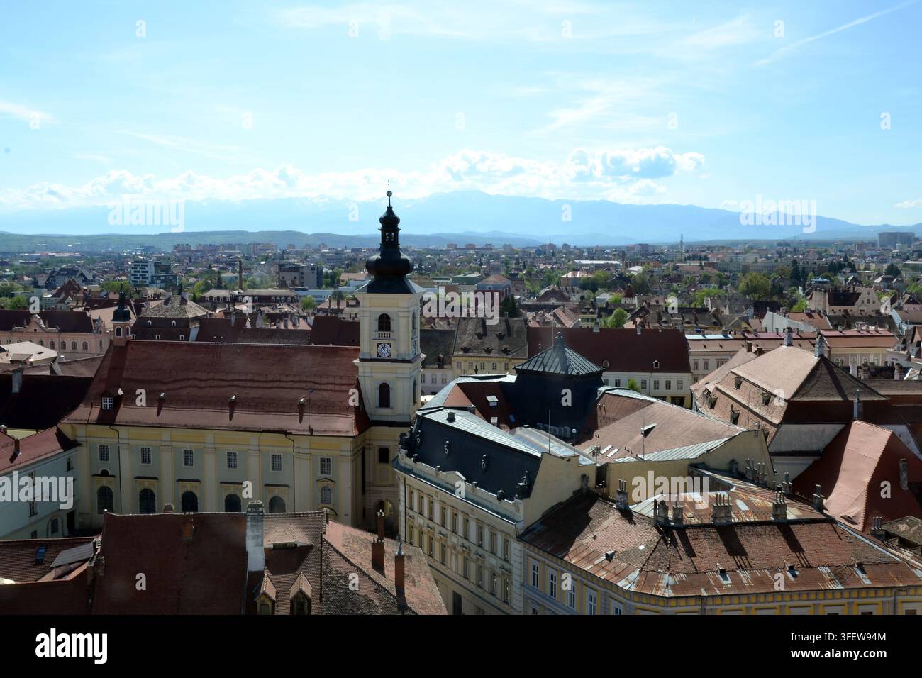 Vue panoramique de la tour du conseil de Sibiu et de la Grande Place avec les montagnes Făgăraş en arrière-plan, Sibiu, Transylvanie, Roumanie. Banque D'Images