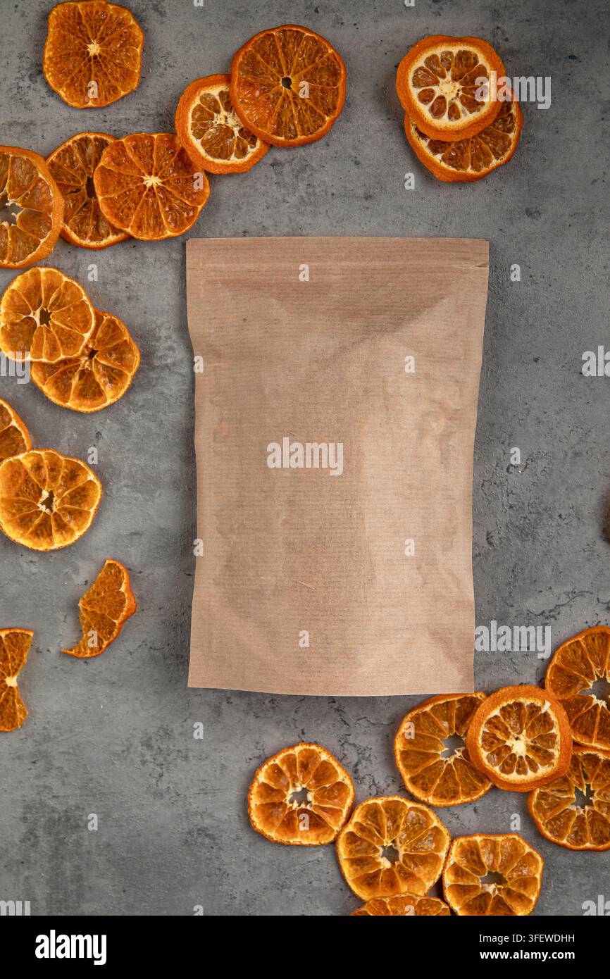 Pochette en papier kraft avec des tranches d'orange séchées Banque D'Images