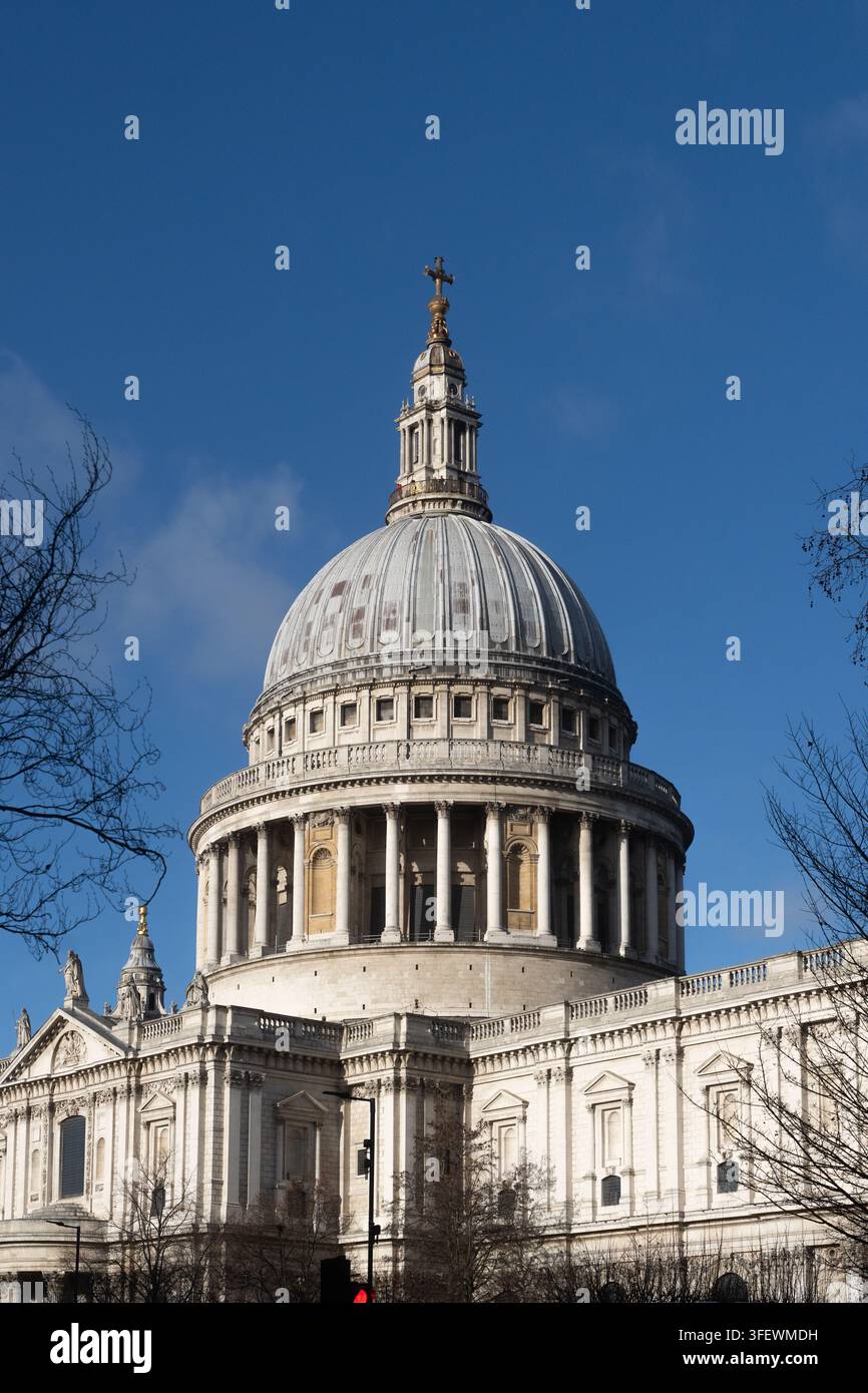 La cathédrale Saint-Paul se dresse sur Ludgate Hill, le point culminant de la City of London, montrant sa coupole baroque emblématique en tant que monument historique. Banque D'Images