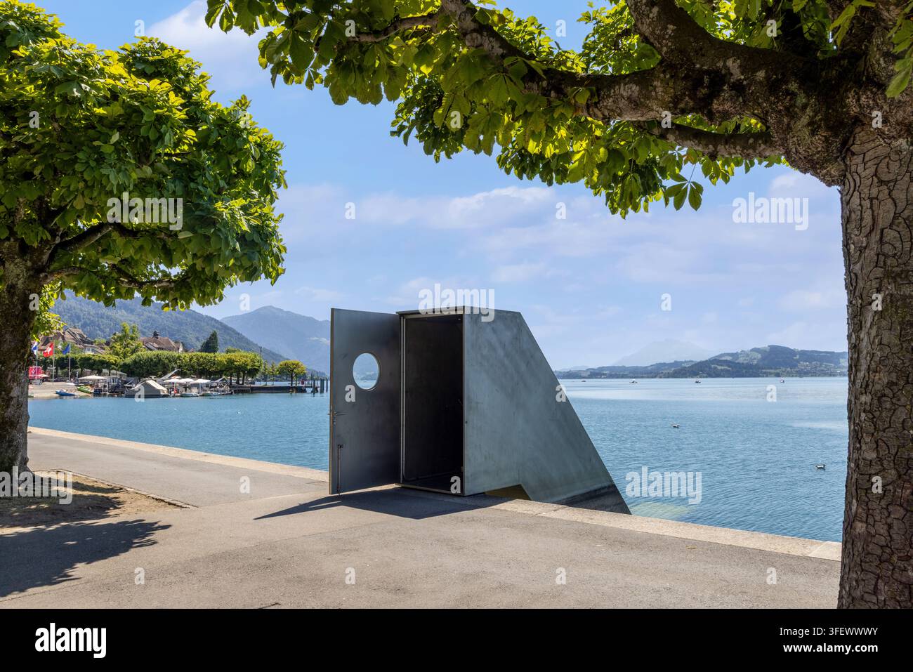 L'installation artistique publique "Seesicht" de Roman Signer sur la promenade du lac de Zoug, canton de Zoug, Suisse. Banque D'Images