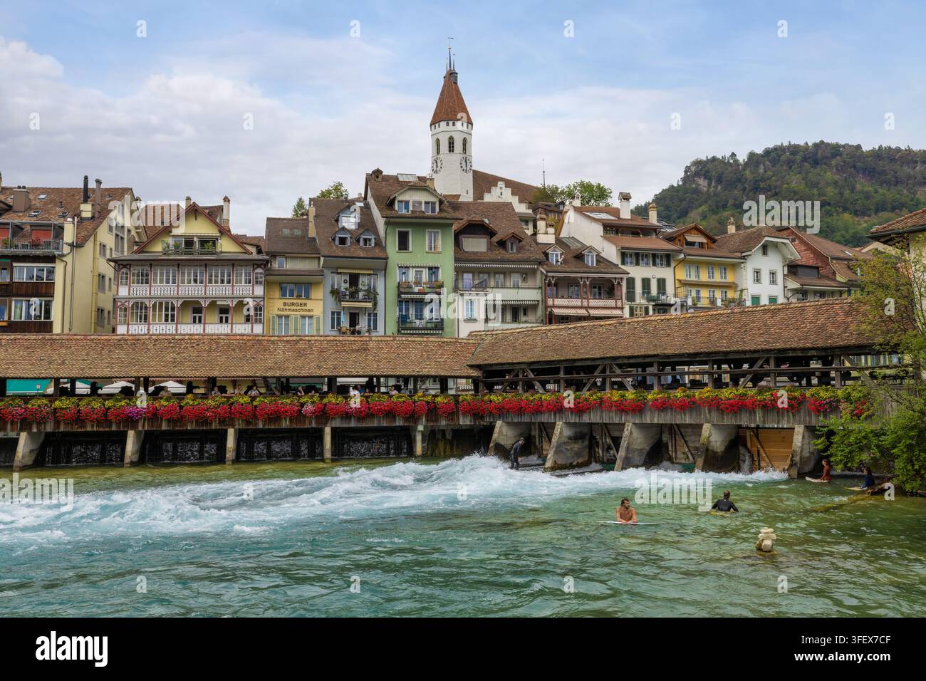 L'historique Mühleschleuse, un pont en bois couvert et une écluse sur la rivière Aare à Thoune, dans le canton de Berne. Banque D'Images