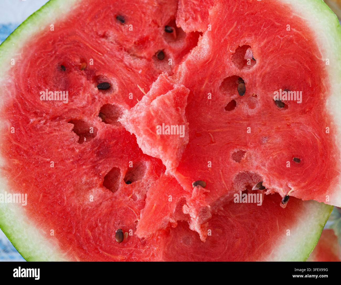 Tranche de pastèque juteuse et mûre avec des graines noires, gros plan de fruits frais d'été Banque D'Images