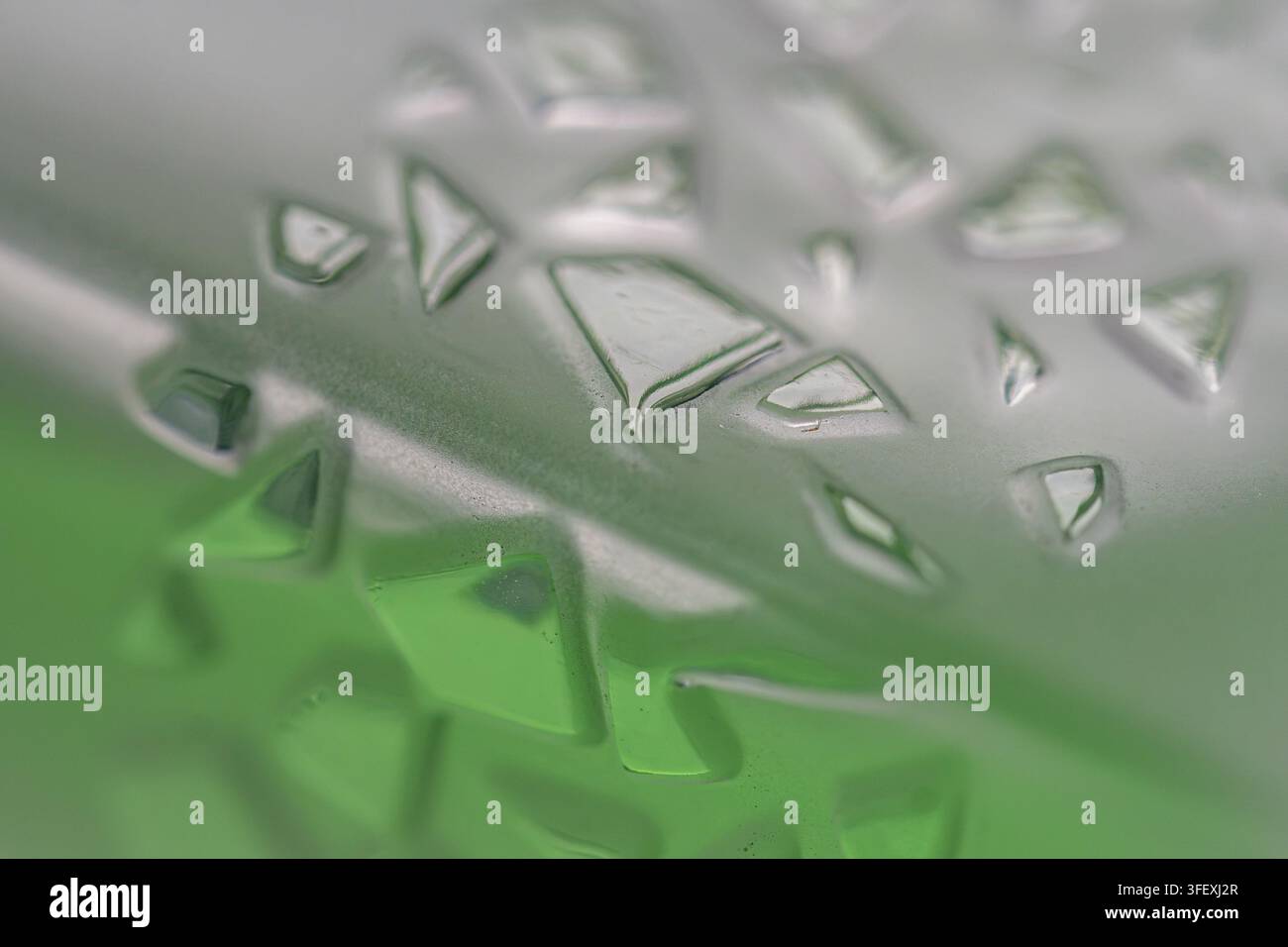 Grossissement de verre émeraude vert avec des structures cristallines Banque D'Images