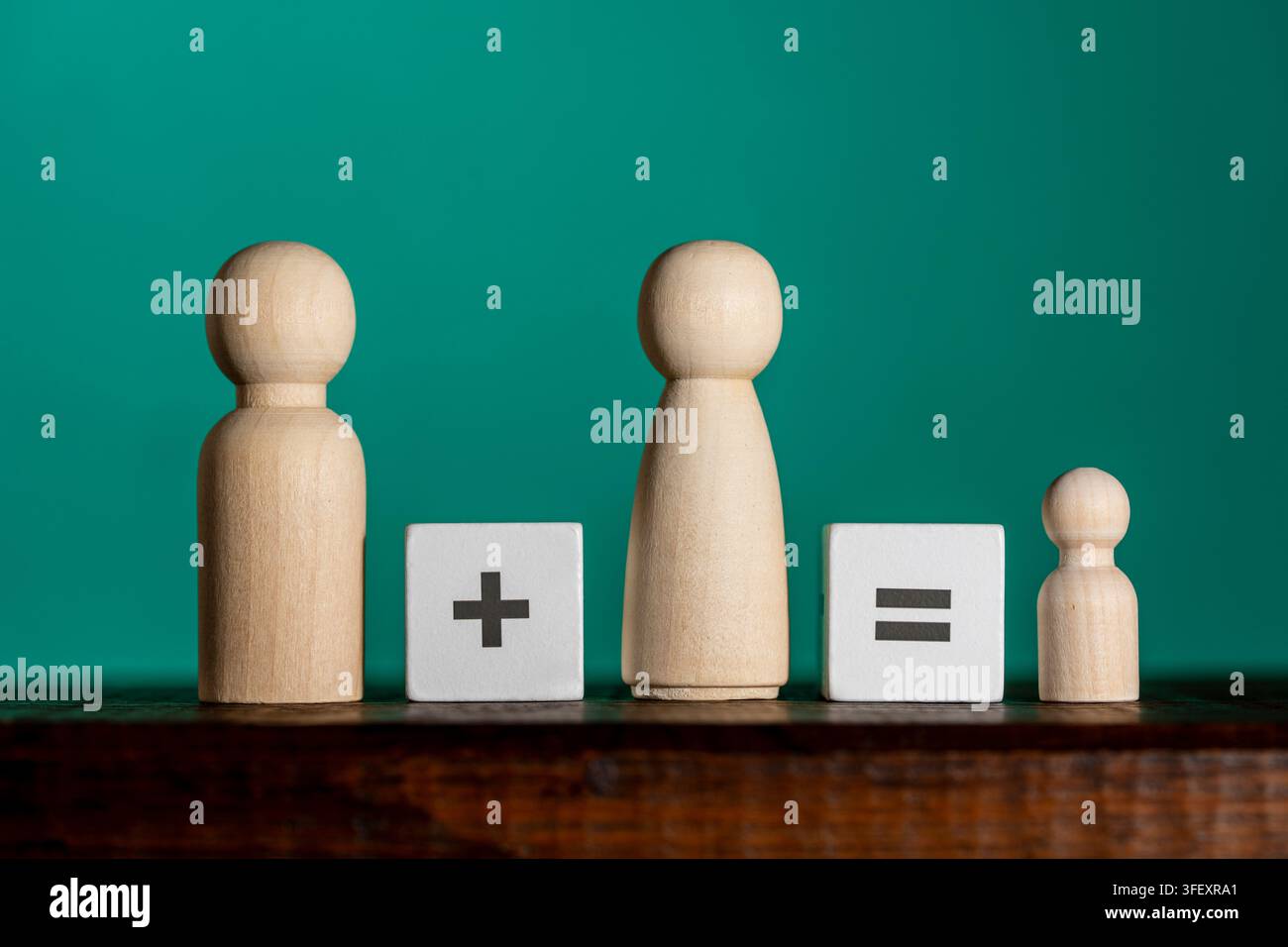 Concept de planification familiale avec des figurines en bois et des signes mathématiques. Poupées en bois et puzzle de symboles mathématiques représentant la croissance traditionnelle de la famille ne Banque D'Images