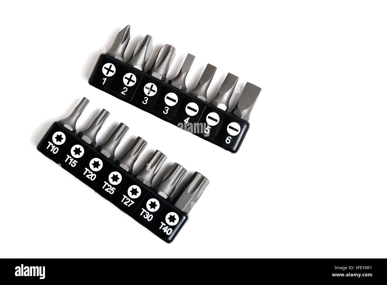 Embouts de tournevis dans des supports noirs, montrant des têtes Torx, Phillips et plates sur fond blanc Banque D'Images