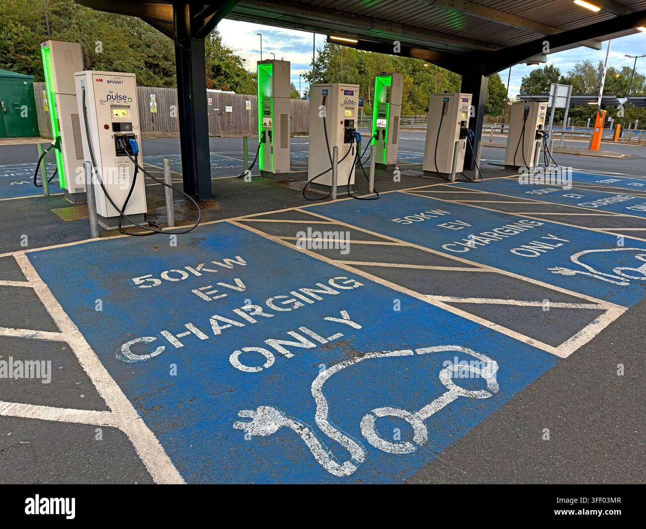 Chargeurs rapides BP Pulse de 50 kW au Monks Cross HyperHub de York, faisant partie d’un réseau de recharge public pour véhicules électriques soutenu par la municipalité à côté de Park & Ride. Banque D'Images