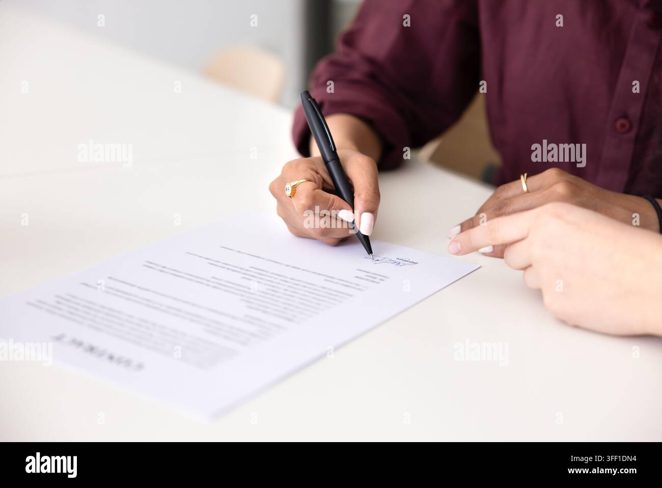 Femme tenant un stylo et signant un contrat juridique, gros plan Banque D'Images